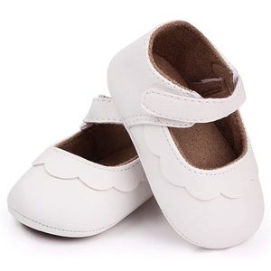 White Scalloped Mary Janes size  12-18 Month